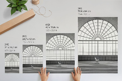 Poster Ampie finestre ad arco, sedia minimalista.