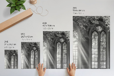 Poster Vecchie finestre gotiche, la luce lascia un mistero