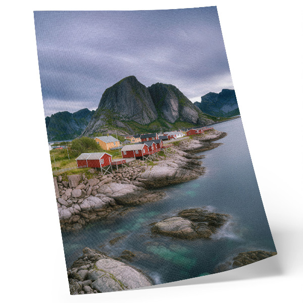 Stampa su tela Case rosse, montagne, acqua sullo sfondo, atmosfera tranquilla