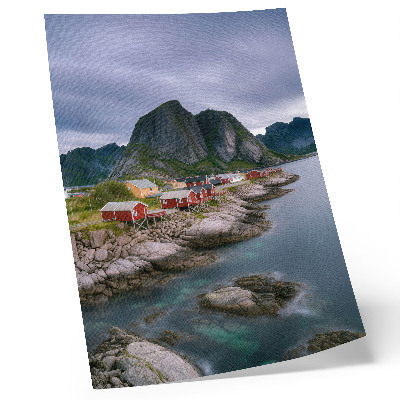 Stampa su tela Case rosse, montagne, acqua sullo sfondo, atmosfera tranquilla