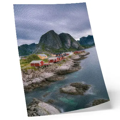 Stampa su tela con case rosse, montagne e acqua sullo sfondo in un'atmosfera tranquilla