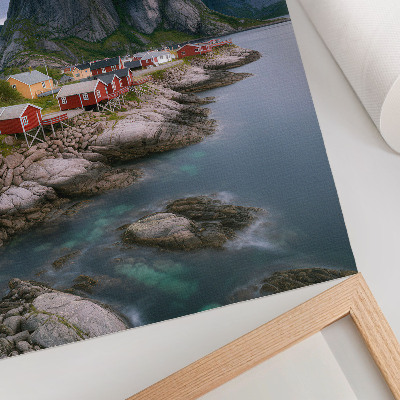 Stampa su tela Case rosse, montagne, acqua sullo sfondo, atmosfera tranquilla