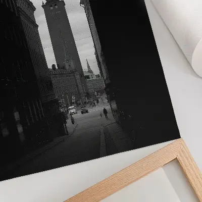 Foto su tela strada in bianco e nero con una torre monumentale al centro