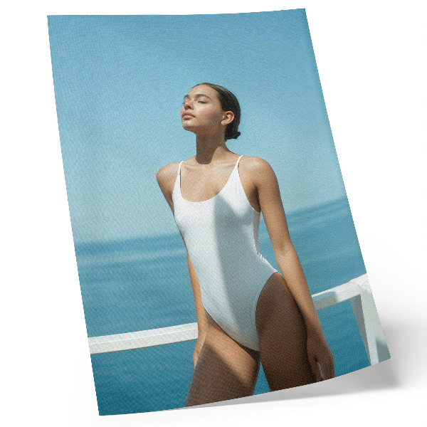 Stampa su tela Donna contro il mare, sfondo dai colori vivaci, minimalismo