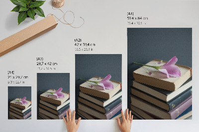 Stampa su tela Una pila di libri con un fiore delicato in cima