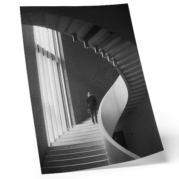 Poster contrasto tra scala a chiocciola, mattoni e minimalismo