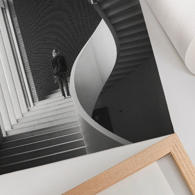 Poster contrasto tra scala a chiocciola, mattoni e minimalismo