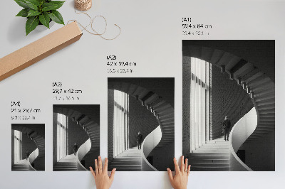 Poster contrasto tra scala a chiocciola, mattoni e minimalismo