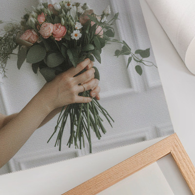Stampa su tela Un mazzo di rose contro un muro bianco