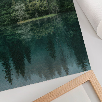 Poster Il verde della foresta si riflette nell'acqua attraverso la nebbia.