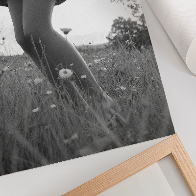 Poster Una fotografia in bianco e nero di un prato pervaso da armonia e pace.