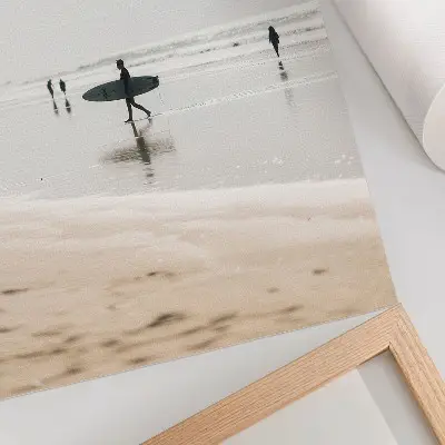 Stampa su tela un surfista che cammina sulla spiaggia con una tavola