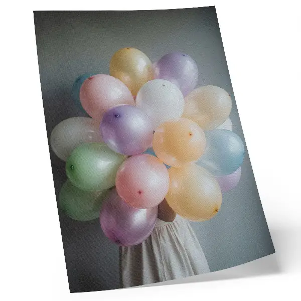 Poster con palloncini color pastello su sfondo grigio