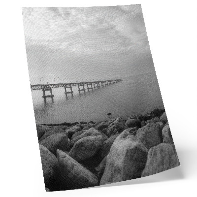 Poster Paesaggio tranquillo, ponte, spiaggia rocciosa, cielo grigio
