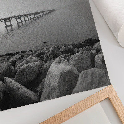 Poster Paesaggio tranquillo, ponte, spiaggia rocciosa, cielo grigio