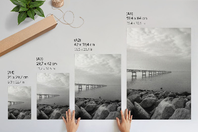 Poster Paesaggio tranquillo, ponte, spiaggia rocciosa, cielo grigio