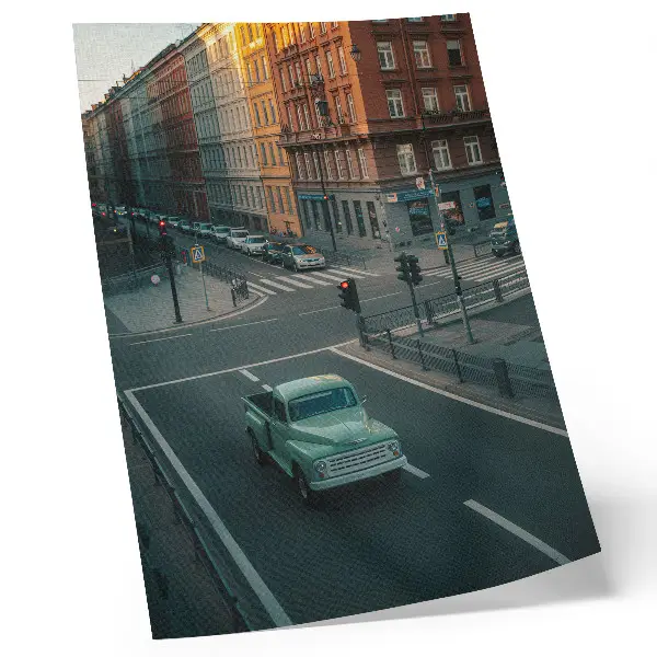 Poster case popolari, auto d'epoca e atmosfera al tramonto