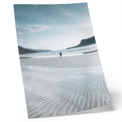 Foto su tela Una spiaggia al mattino con onde e sabbia finissima.