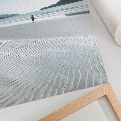 Foto su tela Una spiaggia al mattino con onde e sabbia finissima.
