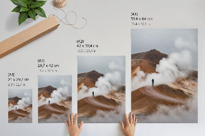 Poster Montagne brune, nebbie fumanti, viandante solitario, paesaggio