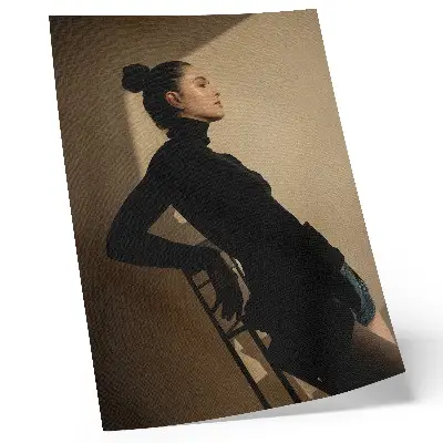 Foto su tela sagoma scura di una donna con un raggio di luce nel segno della pace