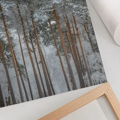 Poster paesaggio di foresta invernale con alberi innevati all'insegna di pace e armonia