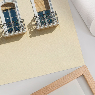 Stampa su tela Facciata color crema, finestre bianche e nere, stile classico