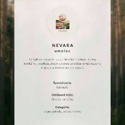 Poster viale simmetrico di alberi invernali con neve e nebbia
