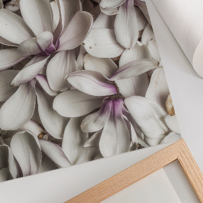 Foto su tela Petali bianchi in un motivo floreale viola, effetto naturale