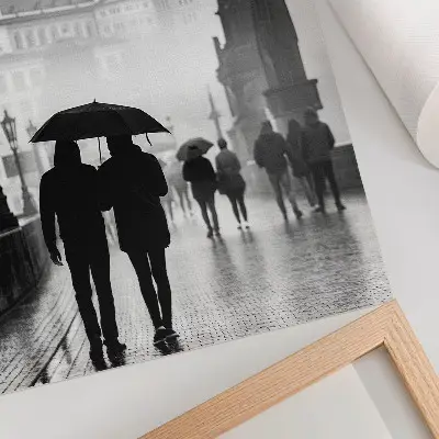 Stampa su tela raffigurante una coppia che passeggia sotto la pioggia tra architetture storiche