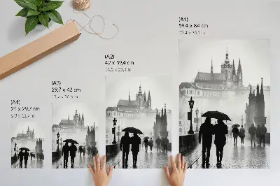 Stampa su tela raffigurante una coppia che passeggia sotto la pioggia tra architetture storiche