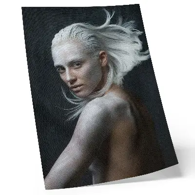 Poster sfondo scuro con delicati capelli bianchi a fuoco
