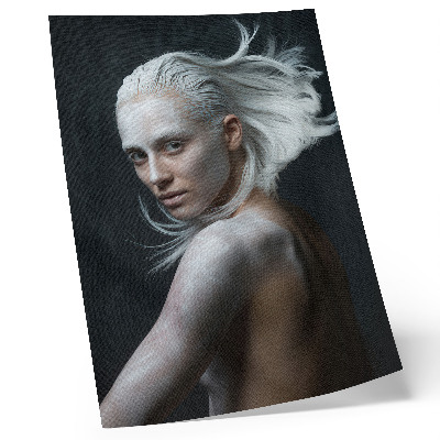 Poster Sfondo scuro, delicati capelli bianchi a fuoco