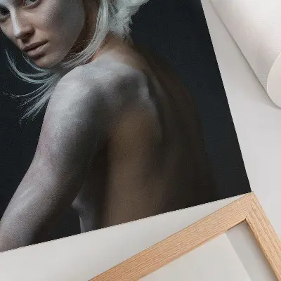 Poster sfondo scuro con delicati capelli bianchi a fuoco