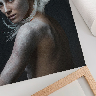 Poster Sfondo scuro, delicati capelli bianchi a fuoco