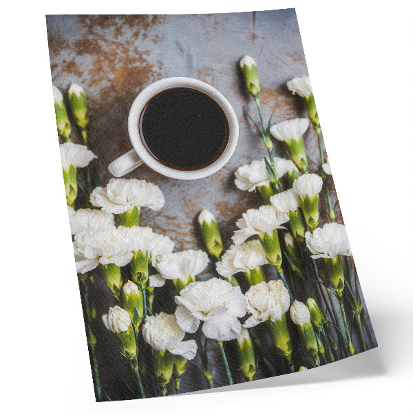 Poster Una tazza di caffè e garofani bianchi
