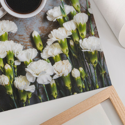 Poster Una tazza di caffè e garofani bianchi