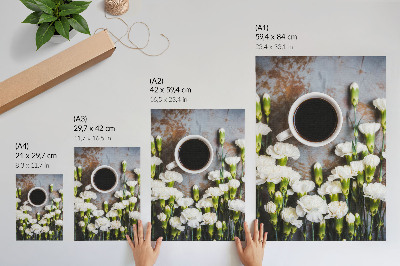 Poster Una tazza di caffè e garofani bianchi