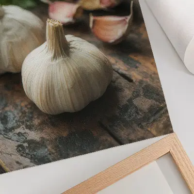 Poster con aglio su legno in una suggestiva atmosfera rustica