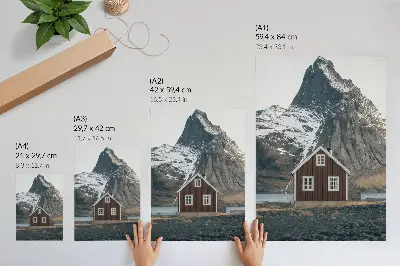 Stampa su tela paesaggio montano con casa in legno e cime innevate