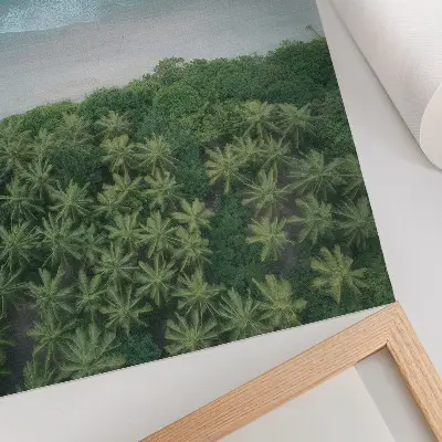 Poster spiaggia con onde turchesi e palme che ispira armonia e pace