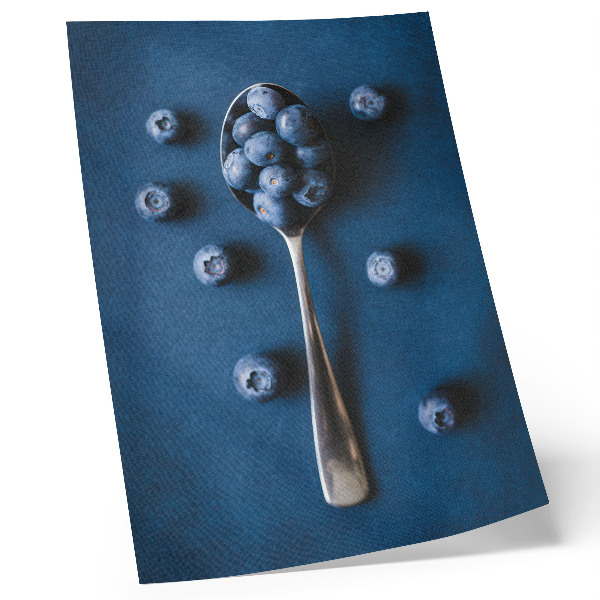 Stampa su tela Mirtilli su un cucchiaio su sfondo blu, eleganza