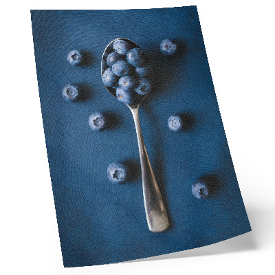 Stampa su tela Mirtilli su un cucchiaio su sfondo blu, eleganza
