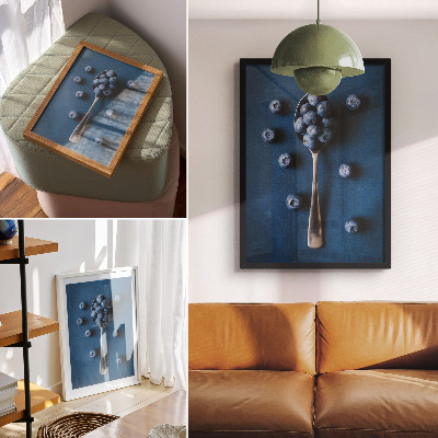Stampa su tela Mirtilli su un cucchiaio su sfondo blu, eleganza