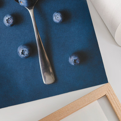Stampa su tela Mirtilli su un cucchiaio su sfondo blu, eleganza