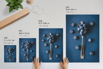 Stampa su tela Mirtilli su un cucchiaio su sfondo blu, eleganza