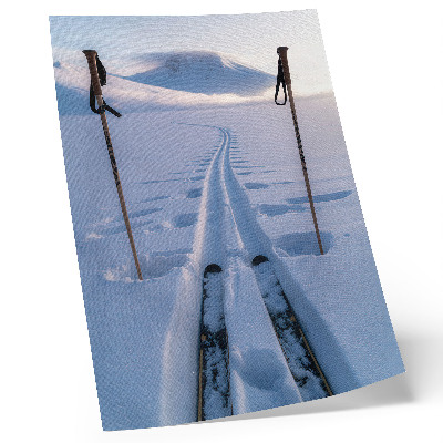 Poster Silhouette di montagne nel cielo innevato.