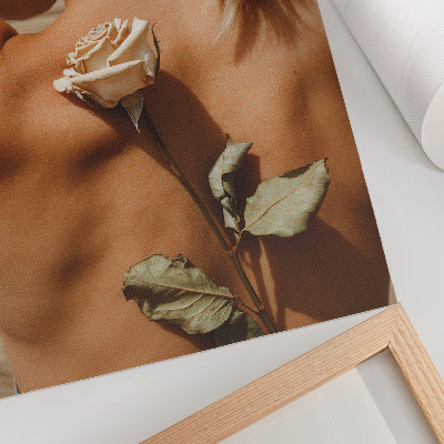 Poster La delicatezza del corpo e della natura in un approccio minimalista