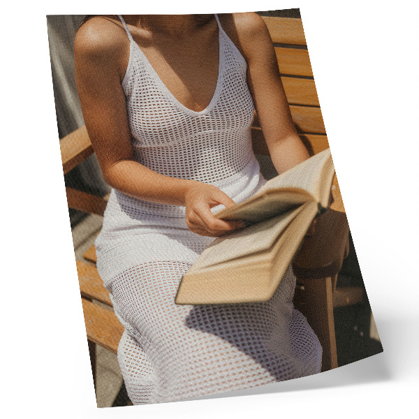 Stampa su tela Donna con un libro, panchina di legno, sole