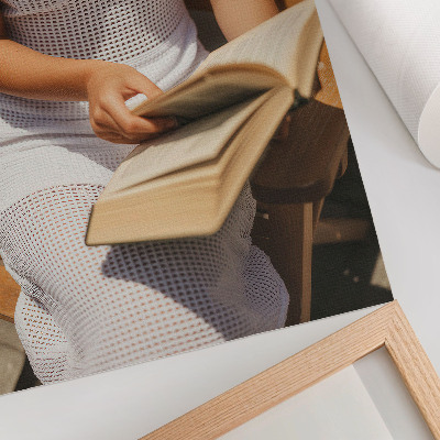 Stampa su tela Donna con un libro, panchina di legno, sole